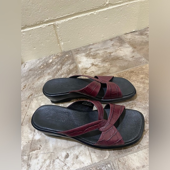 Womens Clark’s Red burgundy Leather slip on Sandals  size 7 in great condition - Picture 11 of 14